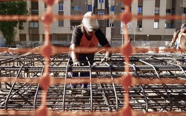 Un trabajador de la construcción. EP