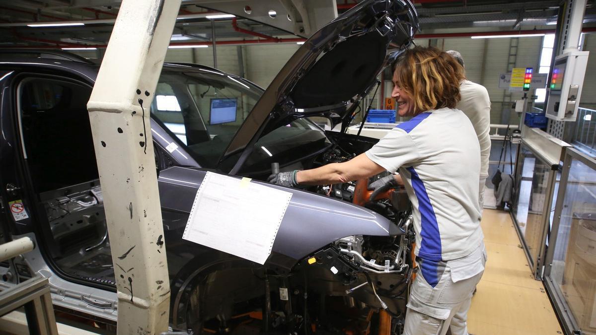 Una trabajadora en la cadena de montaje de Volkswagen en Landaben. Javier Bergasa