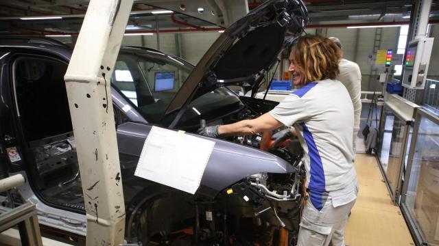 Una trabajadora en la cadena de montaje de Volkswagen en Landaben. Javier Bergasa