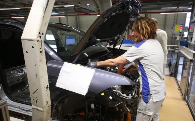 Una trabajadora en la cadena de montaje de Volkswagen en Landaben. Javier Bergasa