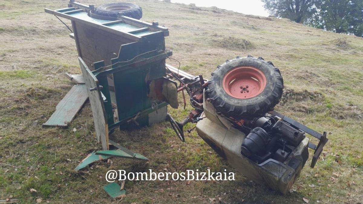 Tractor volcado en Berriz | Bomberos Bizkaia