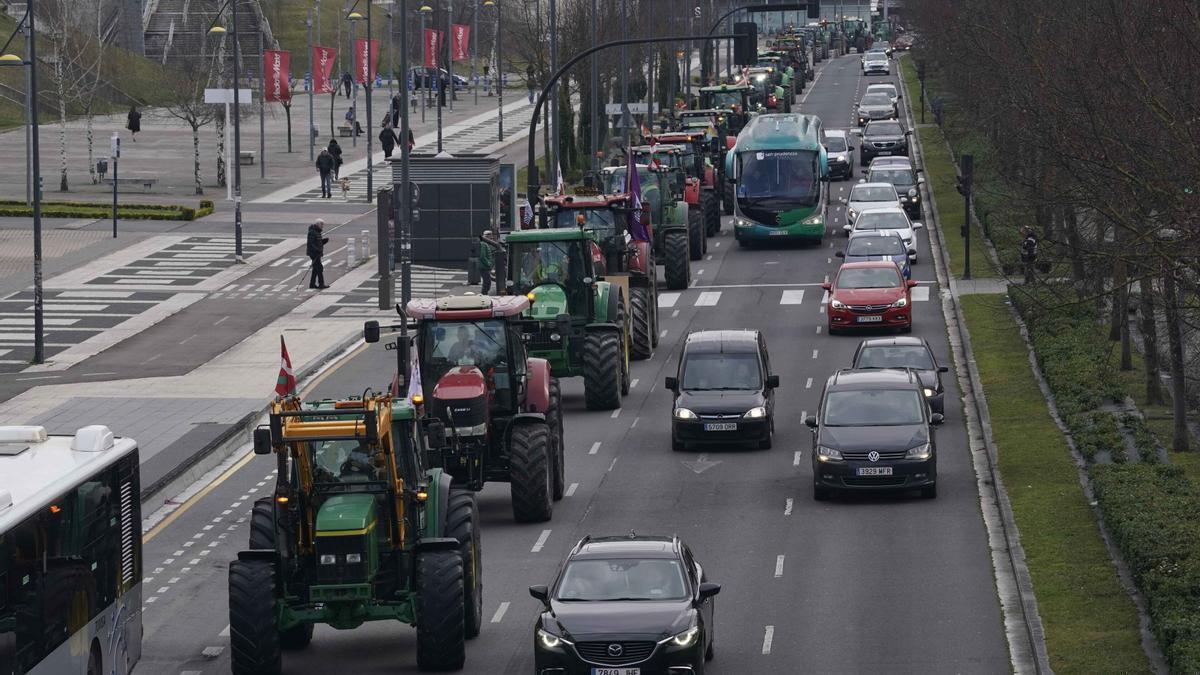 Imágenes de la tractorada en defensa del campo alavés que recorrió Gasteiz en febrero del año pasado. Archivo