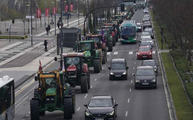 Imágenes de la tractorada en defensa del campo alavés que recorrió Gasteiz en febrero del año pasado. Archivo