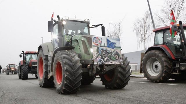 Los tractores marchando hacia Vitoria en una movilización anterior. J. Muñoz/P. Barco