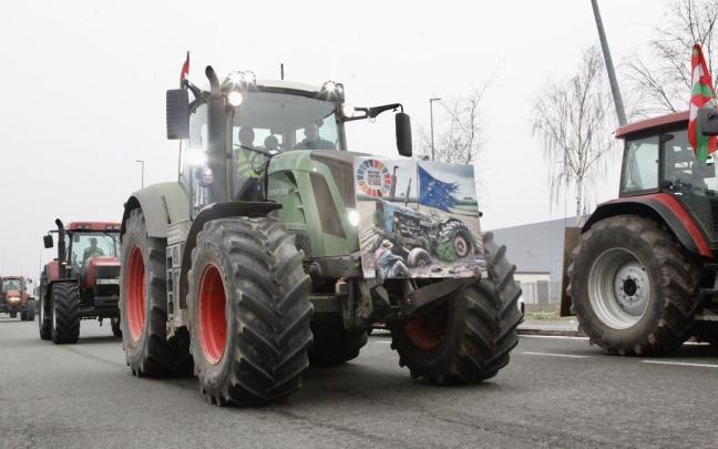 Los tractores marchando hacia Vitoria en una movilización anterior. J. Muñoz/P. Barco
