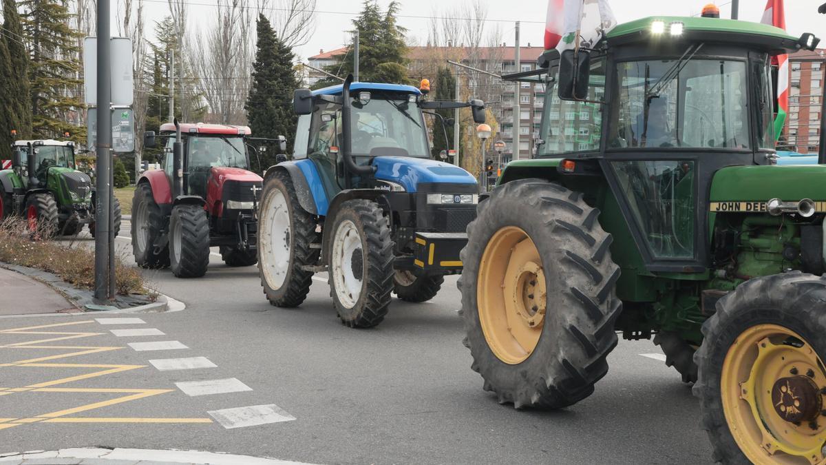 Una tractorada recorre las calles de Gasteiz / Noticias de Álava - Pilar Barco