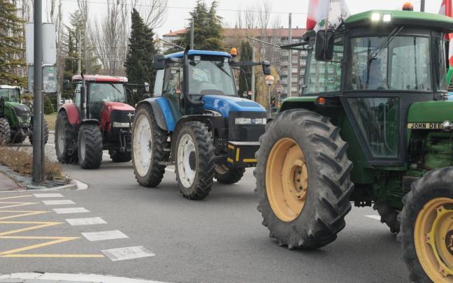 Una tractorada recorre las calles de Gasteiz / Noticias de Álava - Pilar Barco