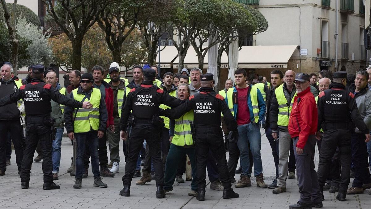 La 'tractorada' en Olite para protestar ante Chivite, en la que se profirieron los insultos. Unai Beroiz