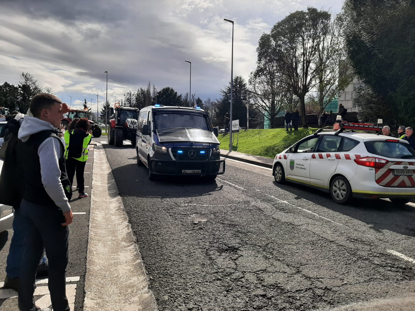 Tractores frente a las Juntas Generales de Gipuzkoa. ONDA VASCA 
