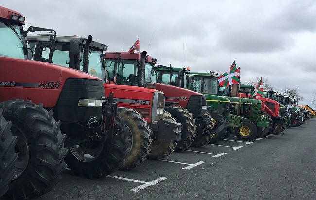 Tractores aparcados durante las protestas. Foto: UAGA
