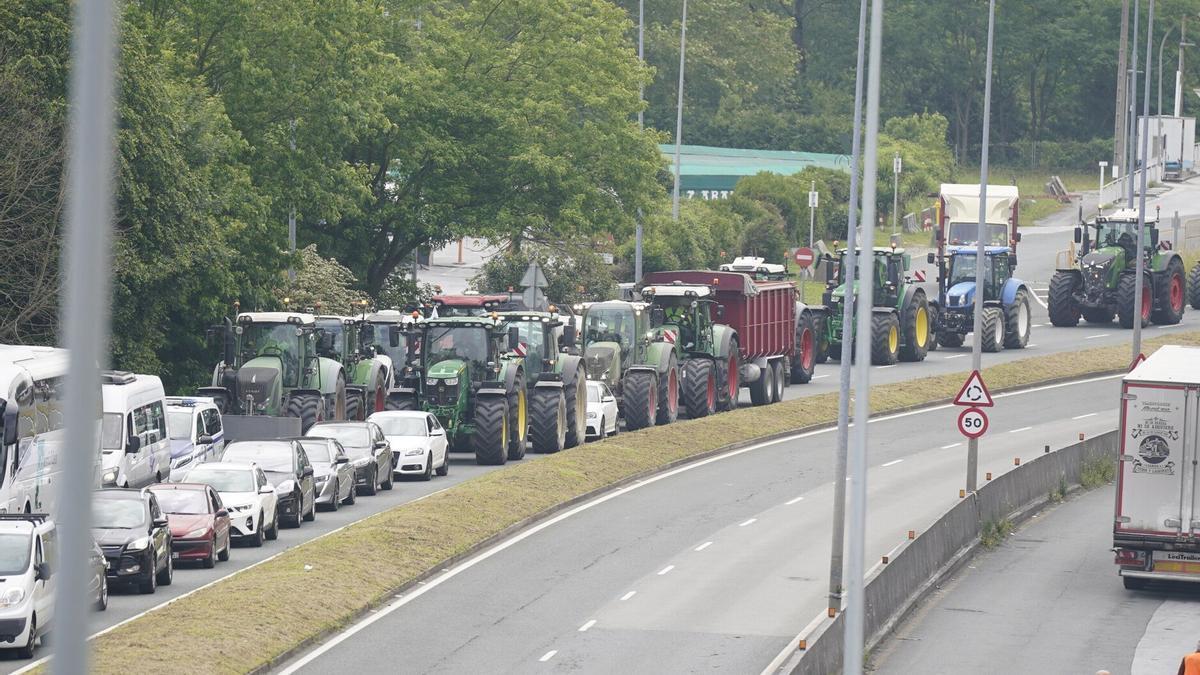 Tractores y coches apilados en la muga RUBEN PLAZA