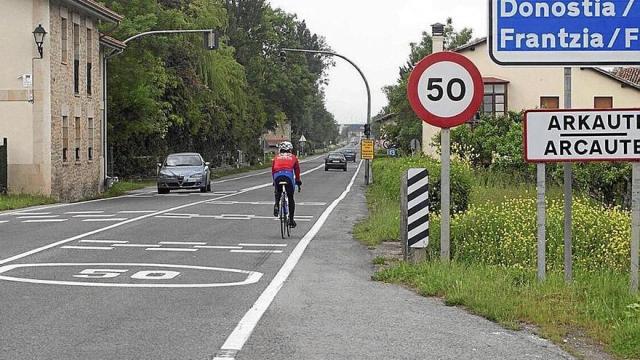 Vehículos y ciclista circulan por la carretera N - 104 en una imagen de archivo