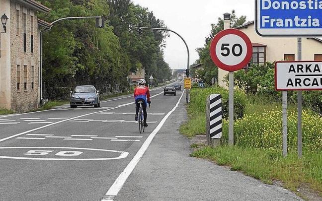 Vehículos y ciclista circulan por la carretera N - 104 en una imagen de archivo
