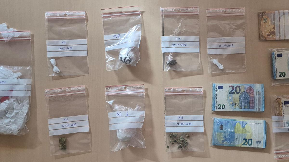 Sustancias y dinero decomisados en el registro domiciliario. POLICÍA FORAL