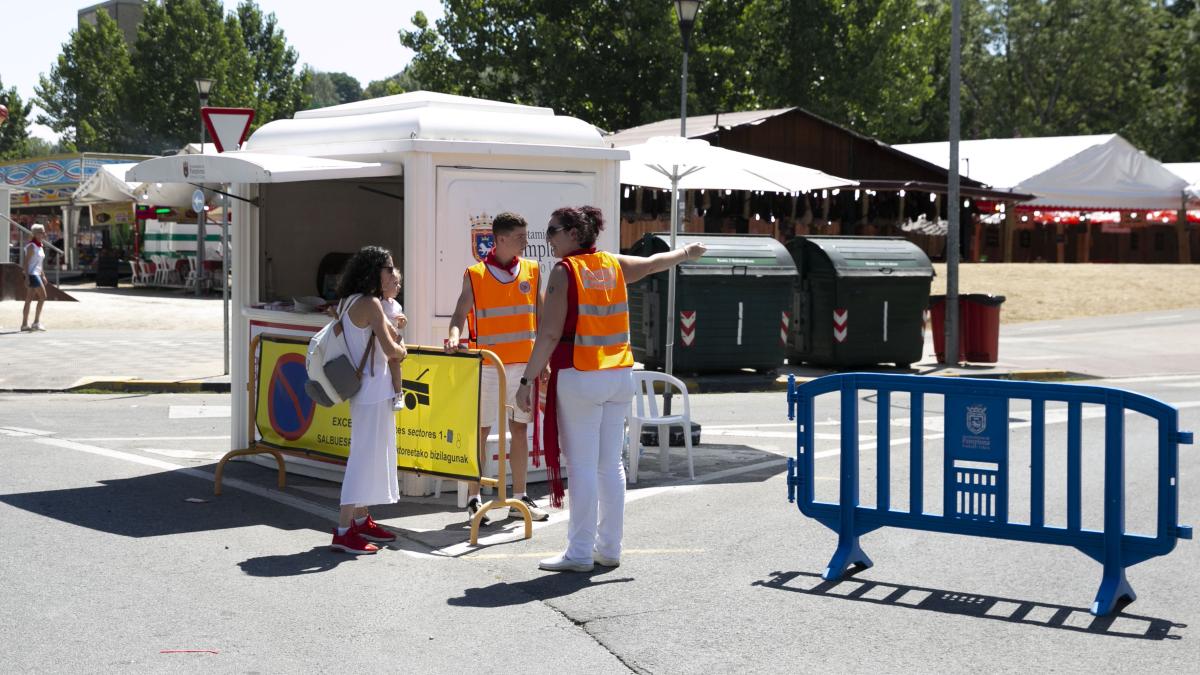 "Naranjitos" controlan los accesos al Casco Antiguo. Foto: Ayuntamiento de Pamplona