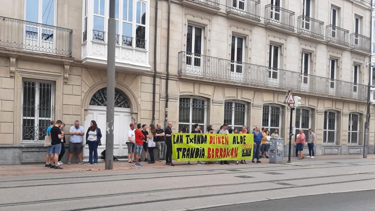 Manifestación de trabajadores del tranvía de Gasteiz frente al Parlamento Vasco. Onda Vasca