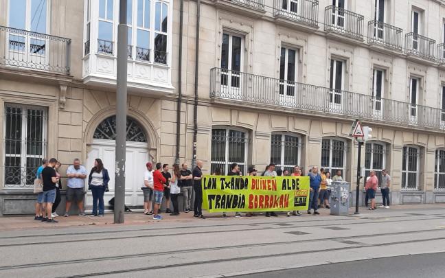 Manifestación de trabajadores del tranvía de Gasteiz frente al Parlamento Vasco. Onda Vasca