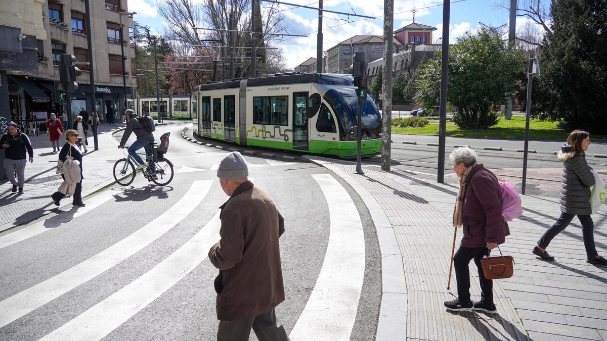 Peatones en el entorno de la plaza Lovaina, atravesada por el tranvía. DNA