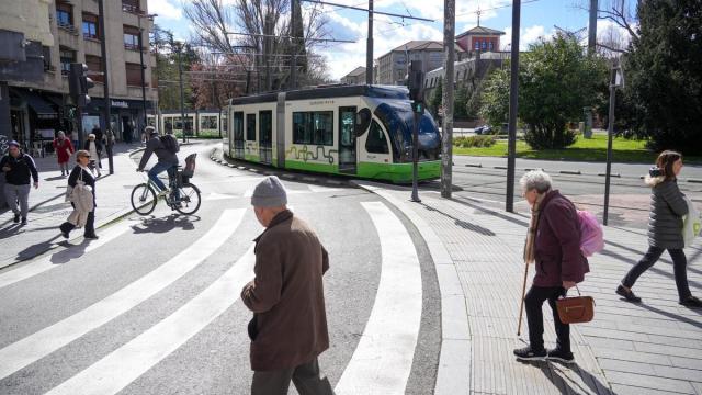 Peatones en el entorno de la plaza Lovaina, atravesada por el tranvía. DNA