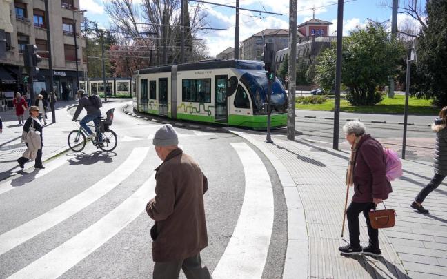 Peatones en el entorno de la plaza Lovaina, atravesada por el tranvía. DNA