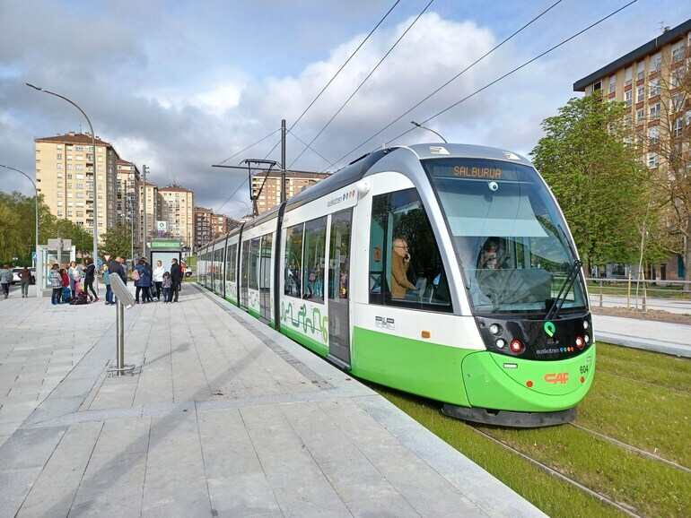 Una de las unidades de tranvía extralargas que ya operan en Vitoria-Gasteiz. Irekia.