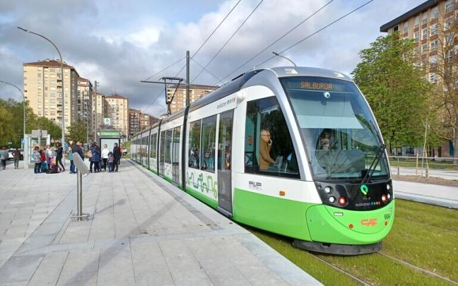 Una de las unidades de tranvía extralargas que ya operan en Vitoria-Gasteiz. Irekia.