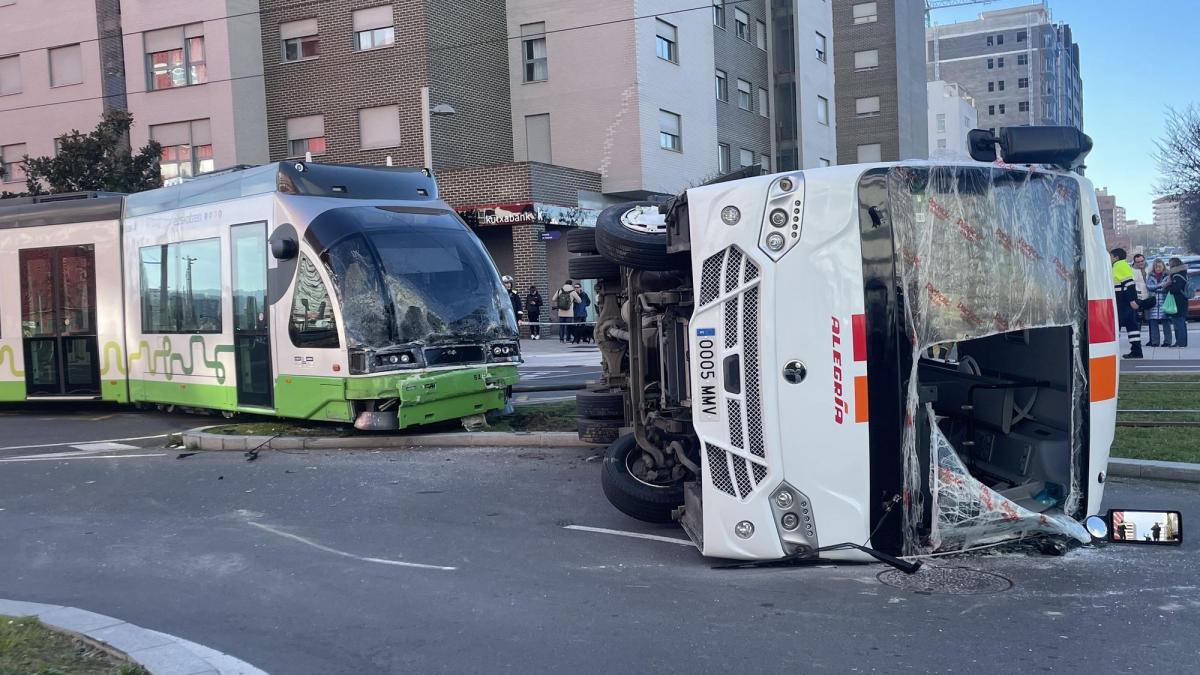 Un minibús vuelca tras el impacto del tranvía en Salburua