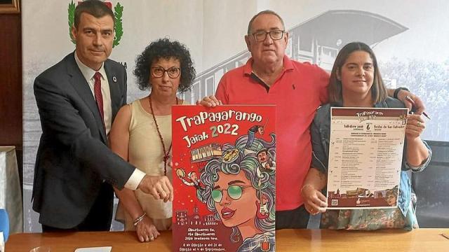 Responsables municipales, con el cartel de fiestas en su presentación oficial | E. Zunzunegi. Deia