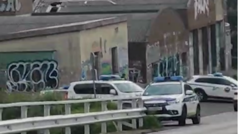 Patrullas de la Ertzaintza en el antiguo edificio de los bomberos en Trapagaran. ONDA VASCA