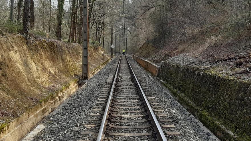 Imagen de un tramo de vía cercano a Zugastieta (Muxika) en la línea Bilbao-Bermeo. ETS