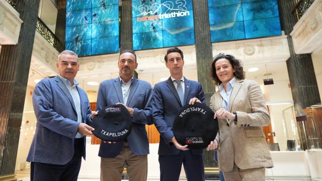 Xabier Ochandiano, Concejal de Desarrollo Económico, Comercio, Empleo y Turismo del Ayuntamiento de Bilbao. Carlos Sergio Achotegui, representante de la Diputación Foral de Bizkaia, y Alberto Larrucea y Yolanda Reyes, de INNEVENTO SPORTS. Xabier Ochandiano, Concejal de Desarrollo Económico, Comercio, Empleo y Turismo del Ayuntamiento de Bilbao. Carlos Sergio Achotegui, representante de la Diputación Foral de Bizkaia, y Alberto Larrucea y Yolanda Reyes, de INNEVENTO SPORTS.