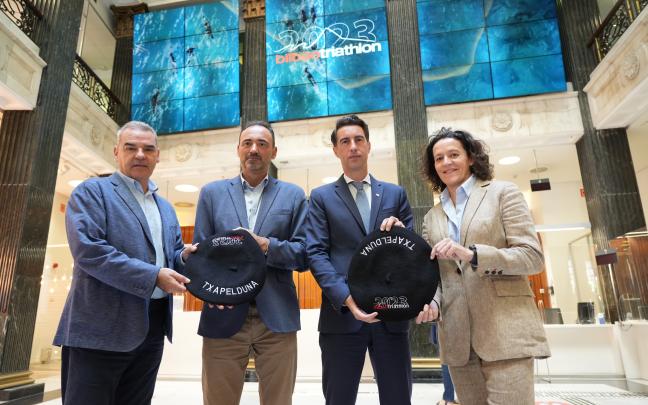 Xabier Ochandiano, Concejal de Desarrollo Económico, Comercio, Empleo y Turismo del Ayuntamiento de Bilbao. Carlos Sergio Achotegui, representante de la Diputación Foral de Bizkaia, y Alberto Larrucea y Yolanda Reyes, de INNEVENTO SPORTS. Xabier Ochandiano, Concejal de Desarrollo Económico, Comercio, Empleo y Turismo del Ayuntamiento de Bilbao. Carlos Sergio Achotegui, representante de la Diputación Foral de Bizkaia, y Alberto Larrucea y Yolanda Reyes, de INNEVENTO SPORTS.