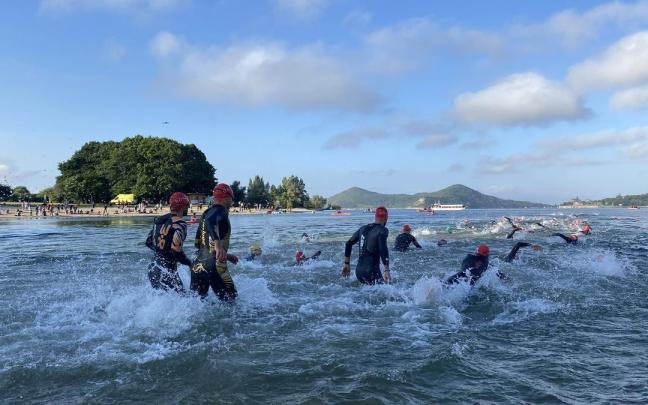 Participantes en una edición del Ironman Vitoria-Gasteiz anterior. CEDIDA Participantes en una edición del Ironman Vitoria-Gasteiz anterior. CEDIDA