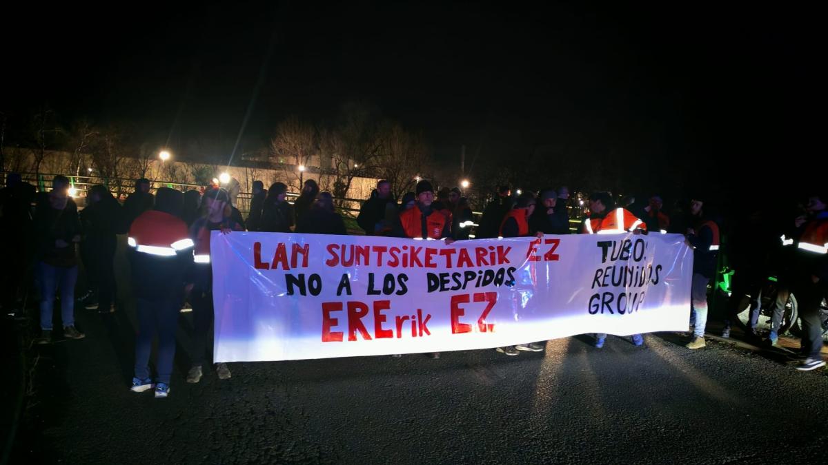 Trabajadores de Tubos Reunidos ante la factoría de Amurrio. Cedida