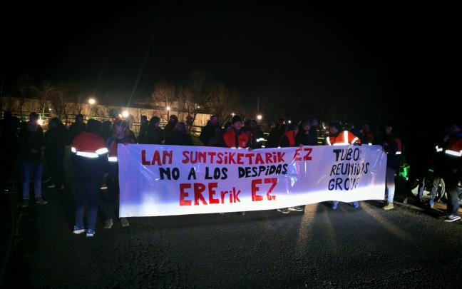 Trabajadores de Tubos Reunidos ante la factoría de Amurrio. Cedida