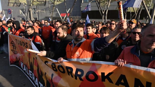 Movilización de los trabajadores de Tubos Reunidos en las inmediaciones del Palacio Euskalduna en Bilbao.