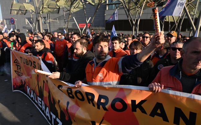 Movilización de los trabajadores de Tubos Reunidos en las inmediaciones del Palacio Euskalduna en Bilbao.
