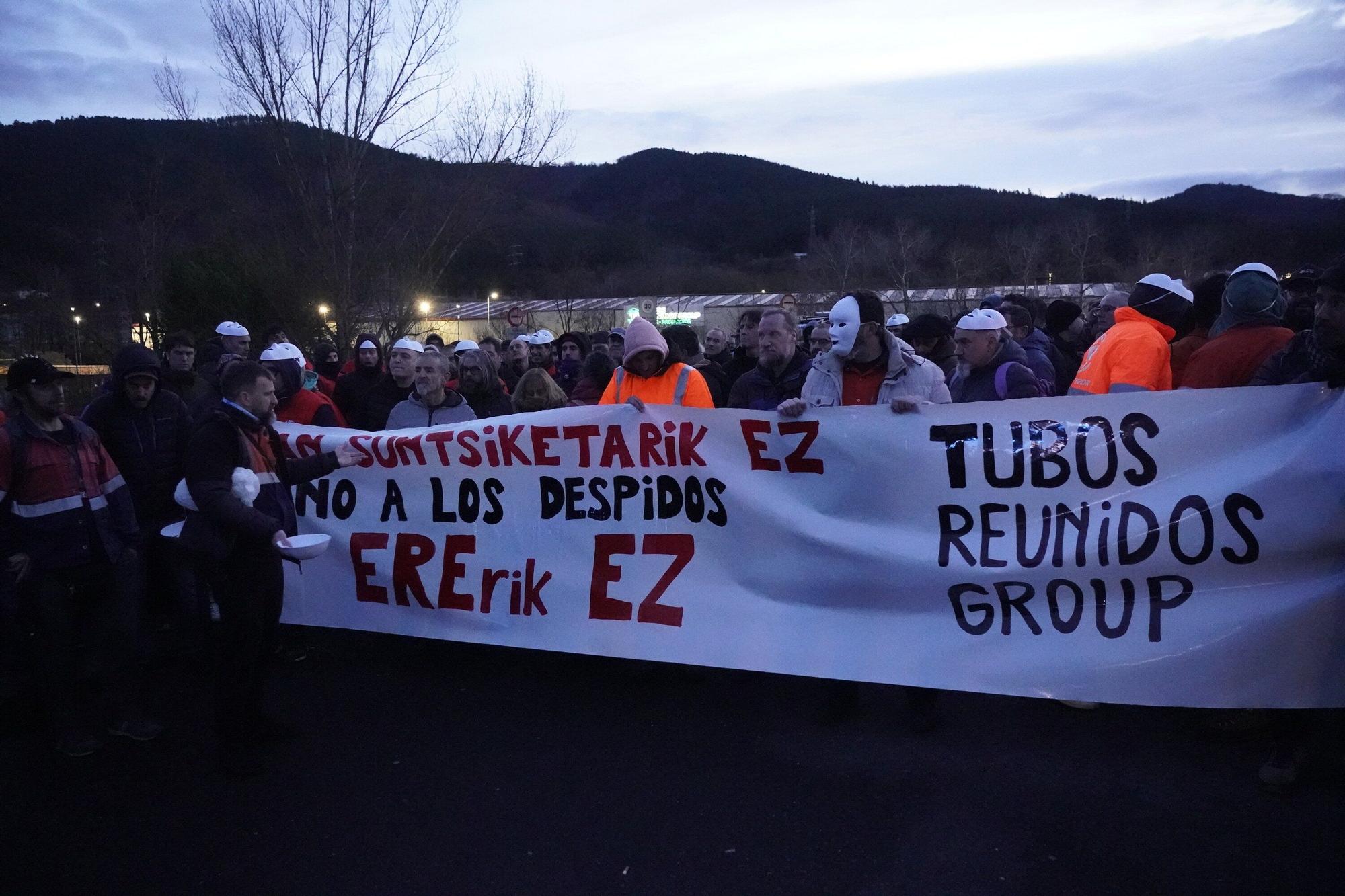 Trabajadores de Tubos Reunidos ante la factoría de Amurrio. Álex Larretxi