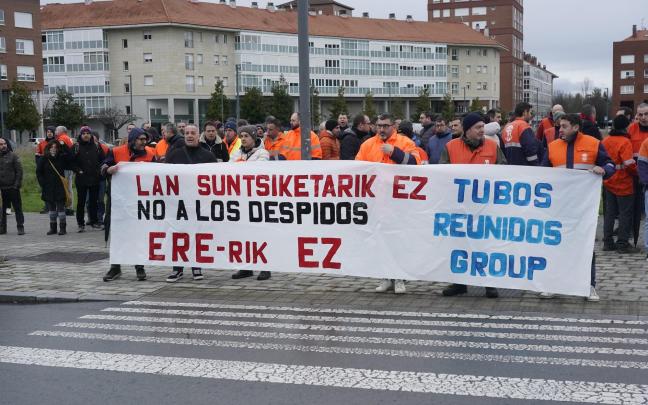 Concentración de trabajadores de Tubos Reunidos frente al Gobierno Vasco Alex Larretxi