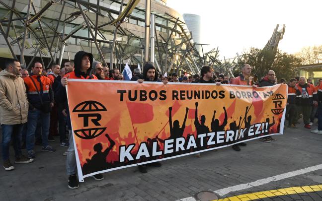 Trabajadores de Tubos Reunidos se concentran contra el ERE, frente al Palacio Euskalduna de Bilbao. EP
