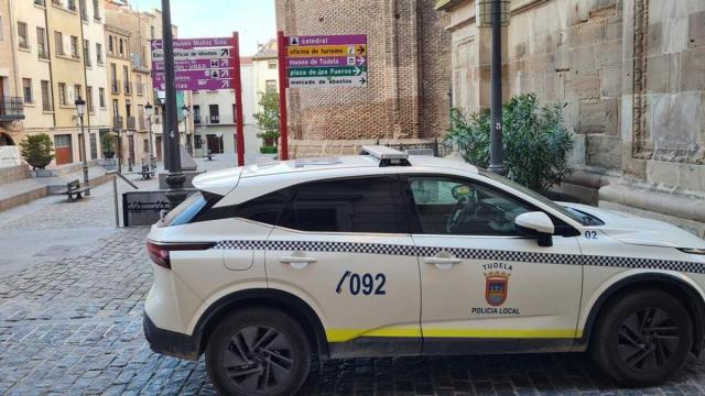 Coche de la Policía Municipal en la Plaza Vieja de Tudela. Fermín Pérez Nievas