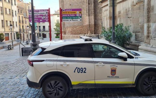 Coche de la Policía Municipal en la Plaza Vieja de Tudela. Fermín Pérez Nievas