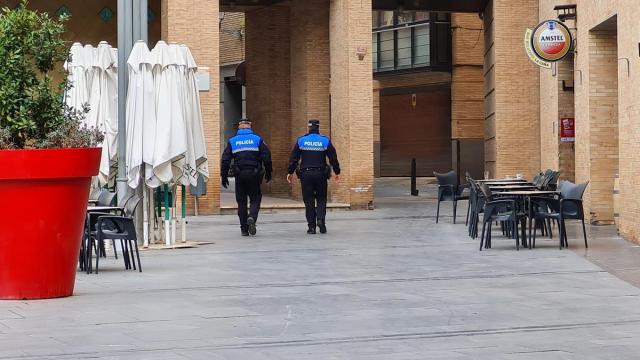Agentes de la Policía Municipal, de espaldas, patrullando por Tudela. Fermín Pérez Nievas