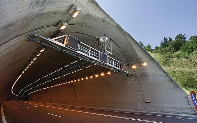  Las autoridades competentes priorizan así la protección de todos los conductores frente a la imposibilidad técnica de ofrecer una respuesta rápida, segura y eficaz ante cualquier eventualidad o emergencia que pudiera surgir en el interior del paso subterráneo.