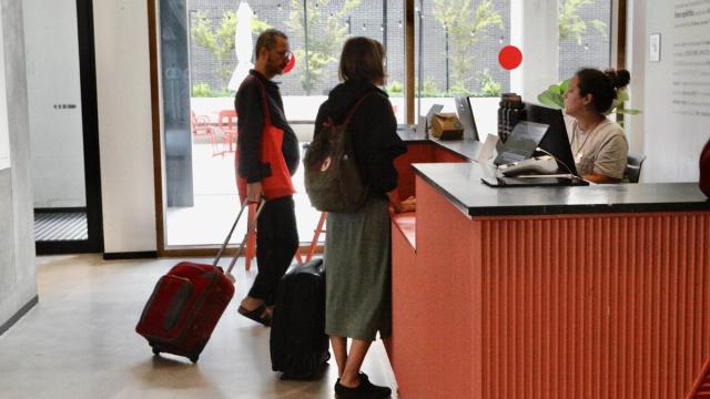 Visitantes, con maletas, en la recepción de un hotel de Vitoria Pilar Barco