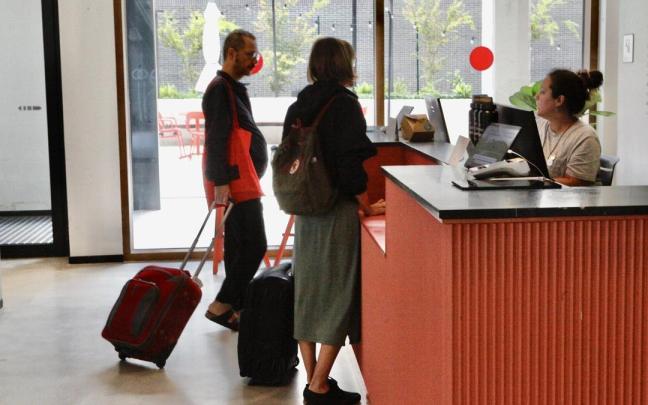 Visitantes, con maletas, en la recepción de un hotel de Vitoria Pilar Barco