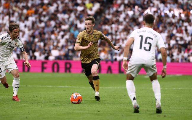 Turrientes conduce el ataque en un partido contra el Real Madrid. N. G.