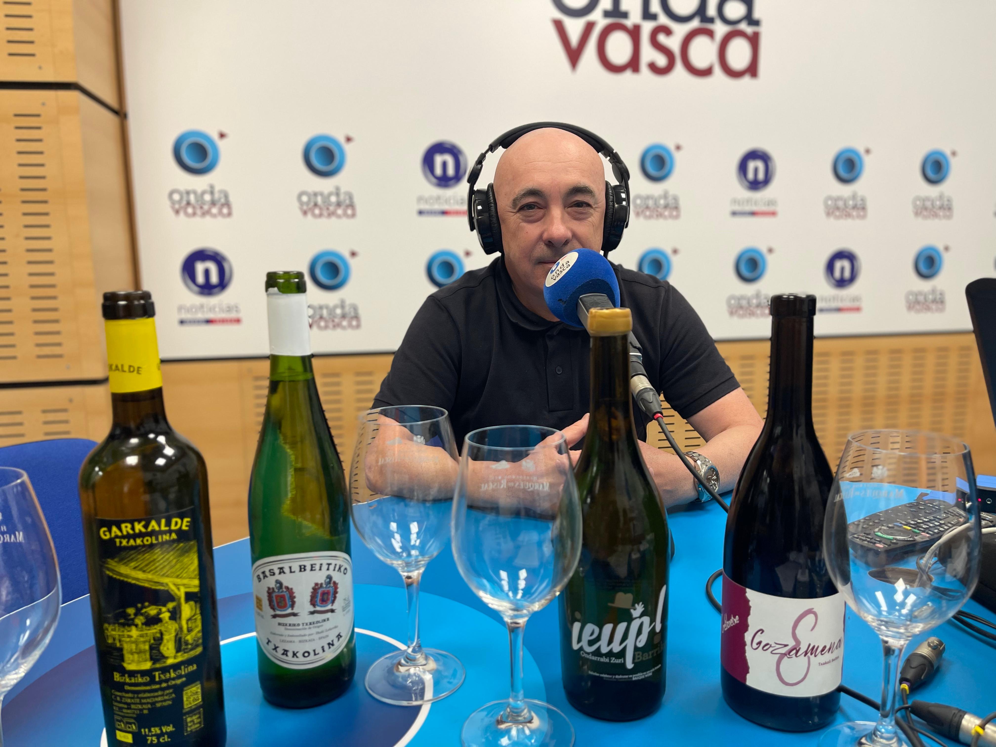 Asier Dañobeitia con los txakolis de las cuatro bodegas participantes en el XXII Txakolin Eguna de Lezama