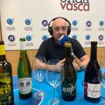 Asier Dañobeitia con los txakolis de las cuatro bodegas participantes en el XXII Txakolin Eguna de Lezama