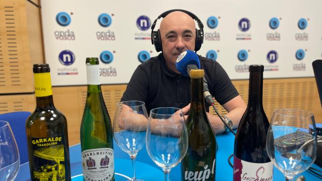 Asier Dañobeitia con los txakolis de las cuatro bodegas participantes en el XXII Txakolin Eguna de Lezama Asier Dañobeitia con los txakolis de las cuatro bodegas participantes en el XXII Txakolin Eguna de Lezama